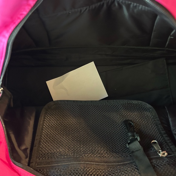 GLORIA VANDERBILT HOT PINK AND BLACK NYLON PERSONALIZED DUFFEL WITH LETTERS BAG - Picture 6 of 12